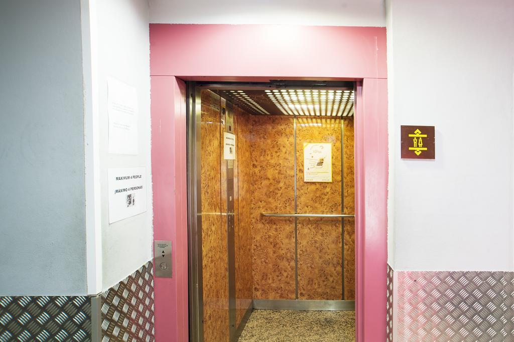 Center-Ramblas Konuk evi Barselona Dış mekan fotoğraf